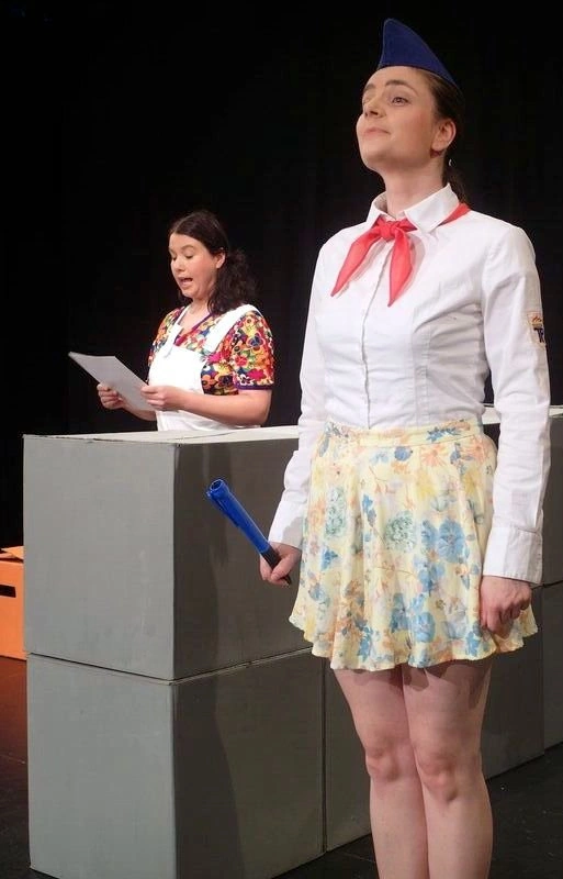 Annelie Eichhorn-Adler und Stefanie Wally performen das Pionierlied – DDR-Kindheitserinnerungen im Theaterstück Akte Luftballon