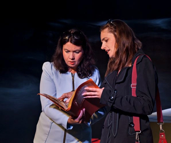 Annelie Eichhorn-Adler und Stefanie Wally in der Szene ‚Blick in die Akte' – Theaterstück Akte Luftballon